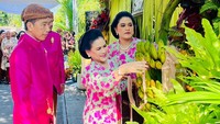 9 Gaya Iriana Jokowi di Prosesi Siraman Kaesang, Cerah Berkebaya Bunga-bunga