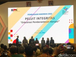 Ketua KPK Firli Cium Tangan Wapres Maruf Amin Usai Buka Hakordia 2022