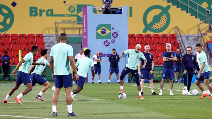 Heuler Andrey/Eurasia Sport Images/Getty Images) DOHA, QATAR - DECEMBER 08: Neymar (C) of Brazil plays the ball during a training session on match day -1 at Al Arabi SC Stadium on December 08, 2022 in Doha, Qatar. (Photo by Alexander Hassenstein/Getty Images)