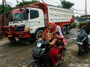 Warga Parung Panjang Protes Pemukimannya Dikepung Truk Batu