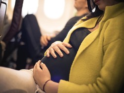 Wanita Ini Pura-pura Mau Melahirkan di Pesawat, Eh Tenyata Zonk!