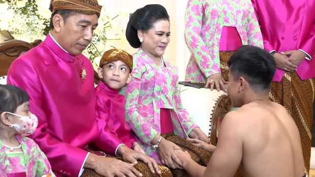 Iriana Jokowi tampak menangis bahagia memberi restu Kaesang Pangarep menikah, Jumat (9/12/2022).