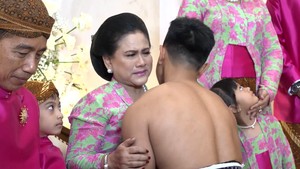 Tangis Bahagia Iriana Jokowi Beri Restu Kaesang Nikahi Erina Gudono