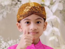 Lucunya Jan Ethes Pakai Beskap Pink dan Pose Jempol Ala Bapak-bapak