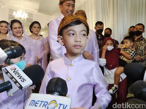 Lucunya Tingkah Jan Ethes Pakai Beskap Ungu Pilihan Jokowi