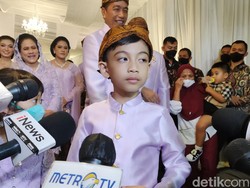 Lucunya Tingkah Jan Ethes Pakai Beskap Ungu Pilihan Jokowi