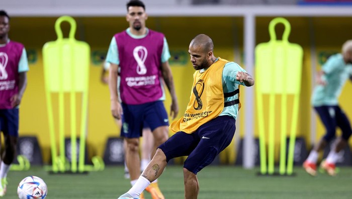 Jelang Lawan Kroasia, Neymar Cs Jalani Latihan Santai DOHA, QATAR - DECEMBER 08: Dany Alves of Brazil plays the ball during a training session on match day -1 at Al Arabi SC Stadium on December 08, 2022 in Doha, Qatar. (Photo by Alexander Hassenstein/Getty Images)