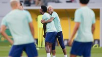 Tampak Neymar memeluk Vinicius Junior saat sesi latihan. (Khalil Bashar/Getty Images)