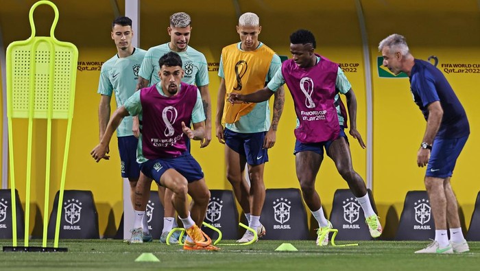 Jelang Lawan Kroasia, Neymar Cs Jalani Latihan Santai DOHA, QATAR - DECEMBER 08: Lucas PaquetΓ‘ (L) and VinΓcius Jr of Brazil (R) warming up during a training session on match day -1 at Al Arabi SC Stadium on December 8, 2022 in Doha, Qatar. (Photo by Heuler Andrey/Eurasia Sport Images/Getty Images)