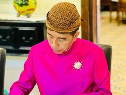 Jokowi Selesaikan Setumpuk Dokumen di Sela Siraman Kaesang