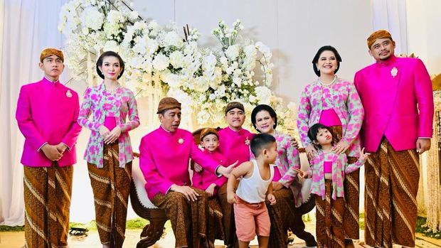 Jokowi sekeluarga berfoto bersama usai siraman Kaesang Pangarep, Jumat (9/12/2022).