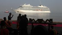 Sandar di Surabaya, Kapal Pesiar MV Viking Mars Disambut Meriah