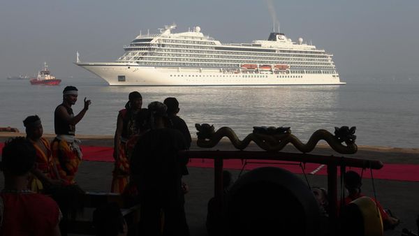 Sandar di Surabaya, Kapal Pesiar MV Viking Mars Disambut Meriah