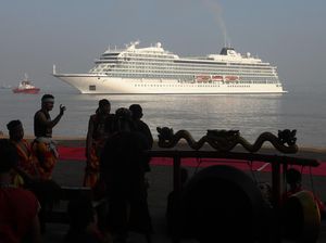 Sandar di Surabaya, Kapal Pesiar MV Viking Mars Disambut Meriah