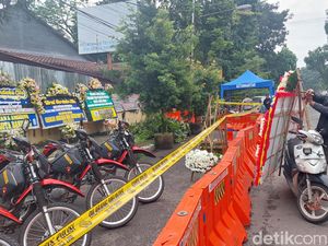 Polsek Astana Anyar Kini Dipenuhi Karangan Bunga Polsek Astana Anyar Kini Dipenuhi Karangan Bunga