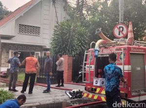 Kebakaran Rumah di Jalan Dr Soetomo Padam, Satu Orang Luka Bakar 80%