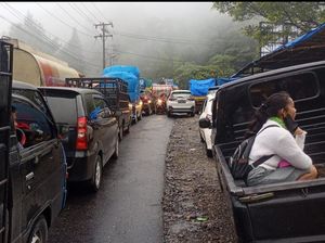 Detik-detik Tabrakan Truk vs Mobil Bikin Jalur Medan-Berastagi Macet Parah