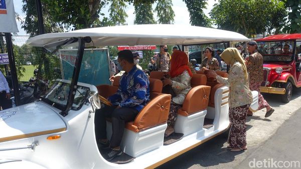 Nyentriknya Mobil Listrik UGM Pengantar Tamu Erina Calon Istri Kaesang