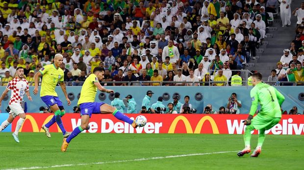 Soccer Football - FIFA World Cup Qatar 2022 - Quarter Final - Croatia v Brazil - Education City Stadium, Doha, Qatar - December 9, 2022 Brazil's Lucas Paqueta shoots at goal before Croatia's Dominik Livakovic makes a save REUTERS/Matthew Childs