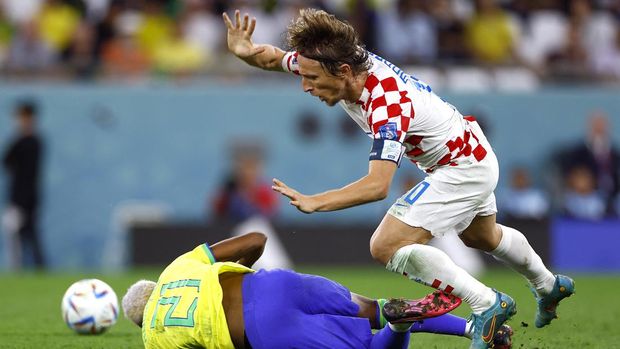 Soccer Football - FIFA World Cup Qatar 2022 - Quarter Final - Croatia v Brazil - Education City Stadium, Doha, Qatar - December 9, 2022 Brazil's Rodrygo in action with Croatia's Luka Modric REUTERS/Suhaib Salem