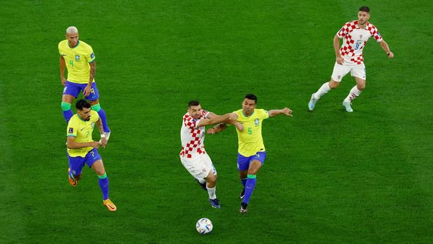 Soccer Football - FIFA World Cup Qatar 2022 - Quarter Final - Croatia v Brazil - Education City Stadium, Doha, Qatar - December 9, 2022 Croatia's Mateo Kovacic in action with Brazil's Casemiro REUTERS/Lee Smith