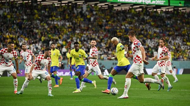 Soccer Football - FIFA World Cup Qatar 2022 - Quarter Final - Croatia v Brazil - Education City Stadium, Doha, Qatar - December 9, 2022 Brazil's Neymar in action with Croatia's Josip Juranovic REUTERS/Dylan Martinez