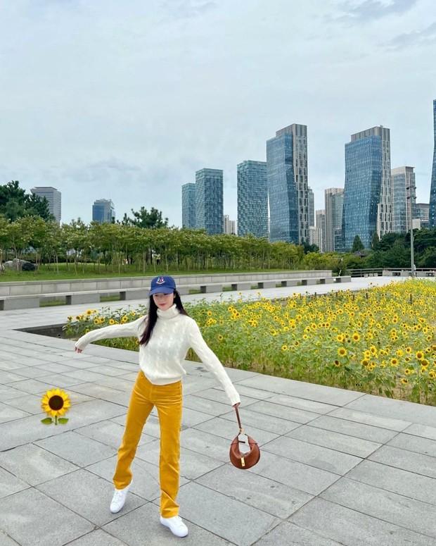 Krystal Jung dengan sweater putih/Sumber: IG @vousmevoyez Krystal Jung dengan sweater putih/Sumber: IG @vousmevoyez