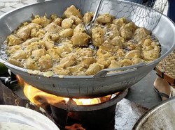 Laris Banget! Tukang Gorengan Ini Bisa Jual Ribuan Gorengan per Hari