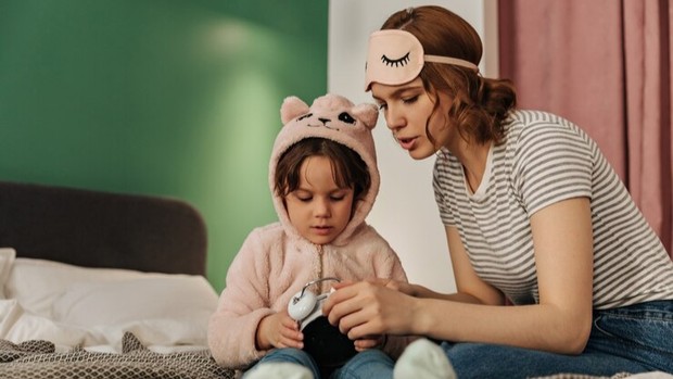 Latih anak melakukan hal sederhana sendiri/Foto: Freepik.com/lookstudio Rahasia sukses pola asuh anak Esther Wojcicki