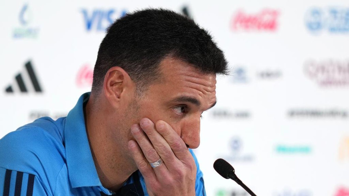 Scaloni tidak senang dengan pertanyaan soal De Paul dalam sesi jumpa pers jelang melawan Belanda. Foto: PA Images via Getty Images/Peter Byrne - PA Images