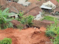 4 Rumah di Ciamis Tertimbun Longsor, 24 Lainnya Terancam