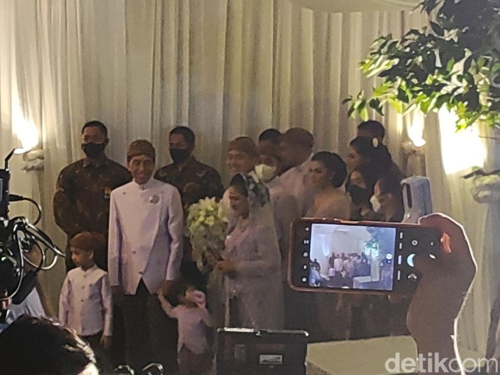 Malam Midodareni, Jokowi Sekeluarga Tiba di Rumah Calon Istri Kaesang