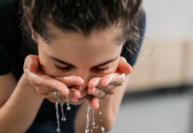 Mencuci muka sebelum tidur akan membuat wajah di pagi hari menjadi lebih segar / Foto: pexels.com/Alena Darmel Mencuci muka sebelum tidur akan membuat wajah di pagi hari menjadi lebih segar / Foto: pexels.com/Alena Darmel