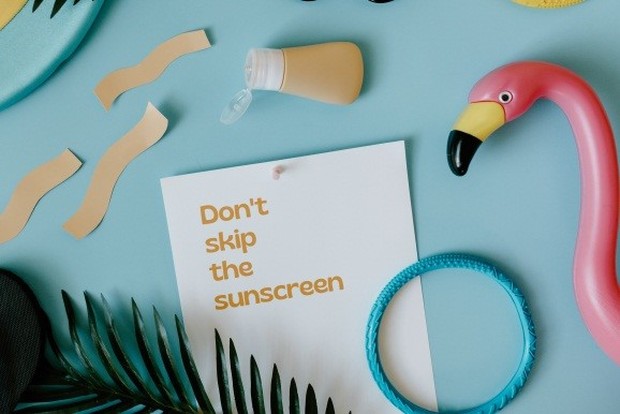 Menggunakan sunscreen