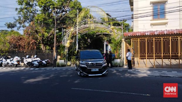 Mobil Menteri Muhadjir Effendy hadiri siraman Kaesang Pangarep, Jumat (9/12).