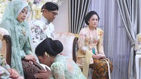 Melihat Lagi Momen Erina Gudono Sungkem Ibunda-Kakak Jelang Pernikahan