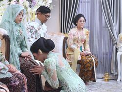 Melihat Lagi Momen Erina Gudono Sungkem Ibunda-Kakak Jelang Pernikahan