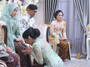 Melihat Lagi Momen Erina Gudono Sungkem Ibunda-Kakak Jelang Pernikahan
