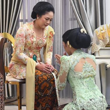 Momen Erina Gudono sungkeman sebelum siraman, Sleman, Jumat (9/12/2022).