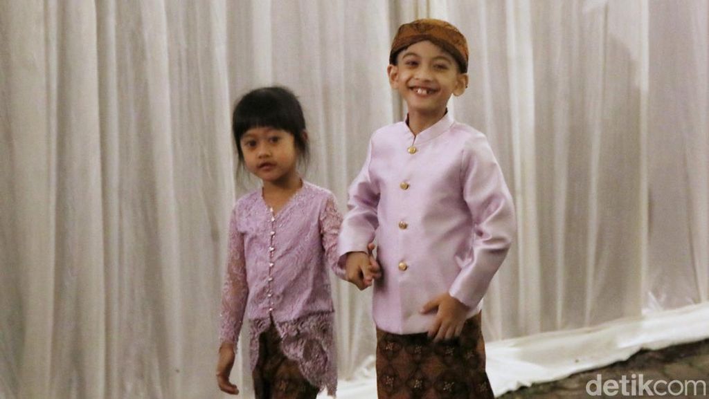 Momen Jan Ethes Gandeng Sedah Mirah Saat Dampingi Jokowi, Gemas Banget Momen Jan Ethes Gandeng Sedah Mirah Saat Dampingi Jokowi, Gemas Banget