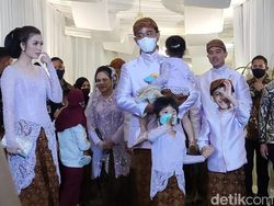 Gemasnya Jan Ethes Pakai Beskap Pilihan Jokowi di Acara Erina