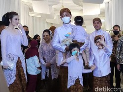 Gemasnya Jan Ethes Pakai Beskap Pilihan Jokowi di Acara Erina