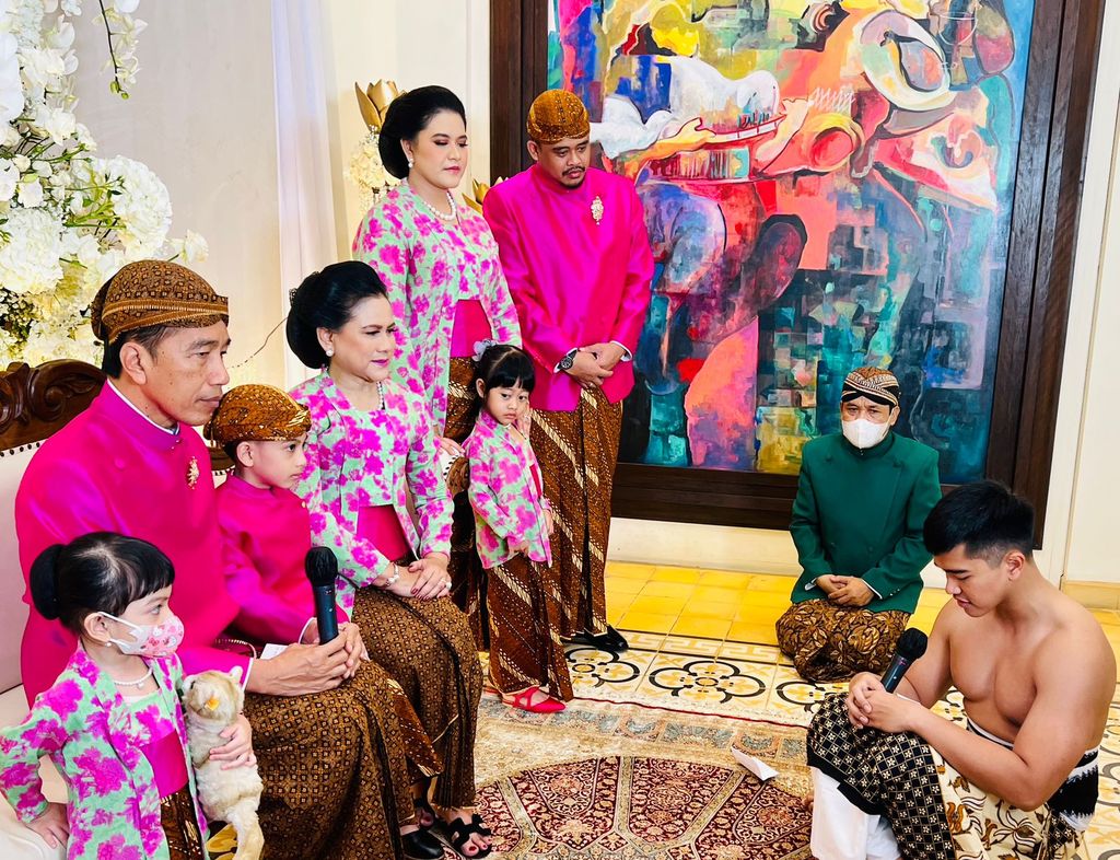 Momen Kaesang Pangarep sungkem menjelang siraman, Solo, Jumat (9/12/2022). Momen Kaesang Pangarep sungkem menjelang siraman, Solo, Jumat (9/12/2022).