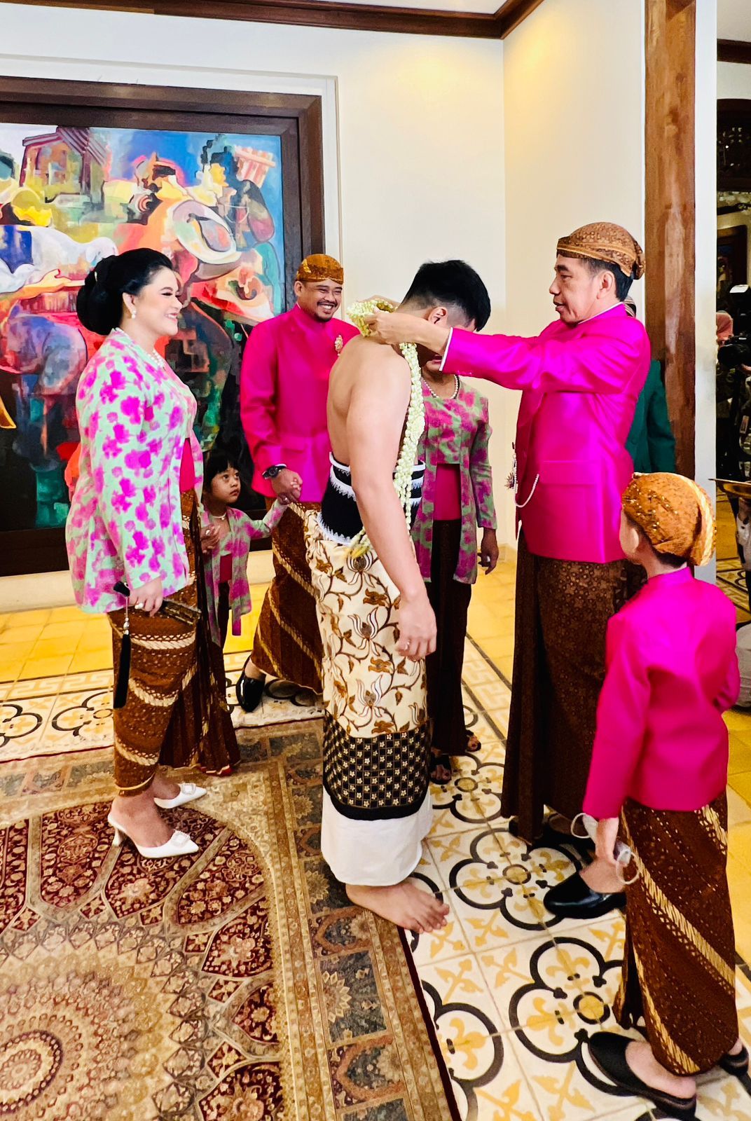 Momen Kaesang Pangarep sungkem menjelang siraman, Solo, Jumat (9/12/2022). Momen Kaesang Pangarep sungkem menjelang siraman, Solo, Jumat (9/12/2022).
