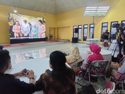 Momen Tetangga Nobar Upacara Adat Siraman Erina Gudono