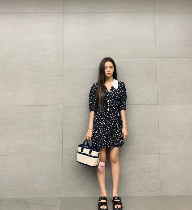 Outfit Liburan ala Jisoo BLACKPINK. Foto: Instagram.com/sooyaa__ Outfit Liburan ala Jisoo BLACKPINK. Foto: Instagram.com/sooyaa__