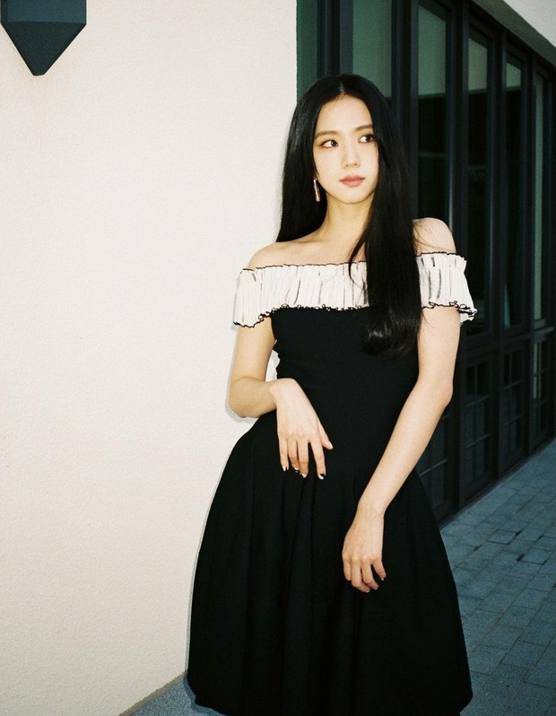 Outfit Liburan ala Jisoo BLACKPINK. Foto: Instagram.com/sooyaa__ Outfit Liburan ala Jisoo BLACKPINK. Foto: Instagram.com/sooyaa__