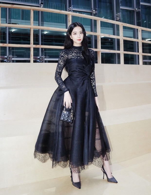 5 Inspirasi Gaun Hitam ala Jisoo BLACKPINK Cantik dan Elegan