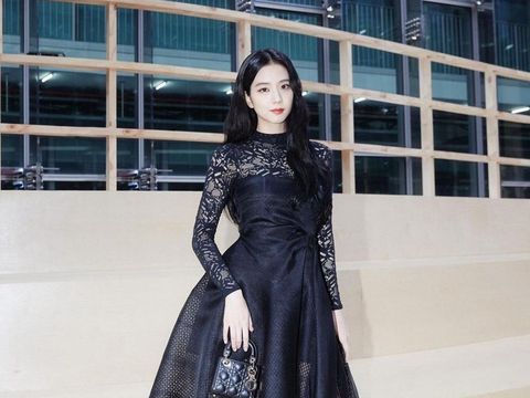 Outfit Liburan ala Jisoo BLACKPINK. Foto: Instagram.com/sooyaa__