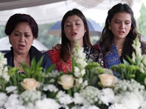 Marsha Aruan Tegar di Pemakaman Ayah Marsha Aruan Tegar di Pemakaman Ayah